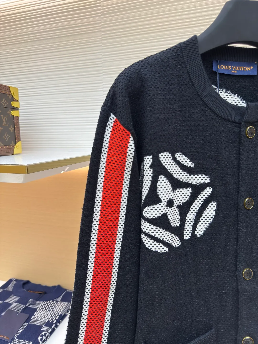 LOUIS VUITTON x Nigo polka dot pattern knitted sweater ●Authentic product: Purchased and developed at 19400 ●Item number: 1680152-D05 ●Fabric: woolen material ●Technology: knitted ●Version: fitted version ●Weight: about 600 grams ●Size: XS-S-M-L ●Description: Made of imported pure cotton fabric customized by YB, it has excellent skin-friendliness and no burden when worn next to the body. It brings the ultimate comfort experience and has good breathability. You will not feel stuffy even if you wear it for a long time; the pattern design is unique, and the printed pattern on the chest uses complex computer technology to present the texture. Clear and three-dimensional; the stripe decoration technology is superb, the red and white stripes are neatly arranged along the cuffs and hem, the color contrast is sharp and the transition is natural, showing the attention to detail; the pockets and buttons are carefully installed, the position is precise, strong and durable, the overall routing is straight and delicate, the fabric is comfortable and soft, the color is consistent and there is no color difference It can be matched with the same style to create a fashionable look, and can be used in various occasions. Customized accessories, complete with three standards, same style for men and women!